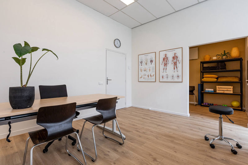 Room 1, desk with chairs