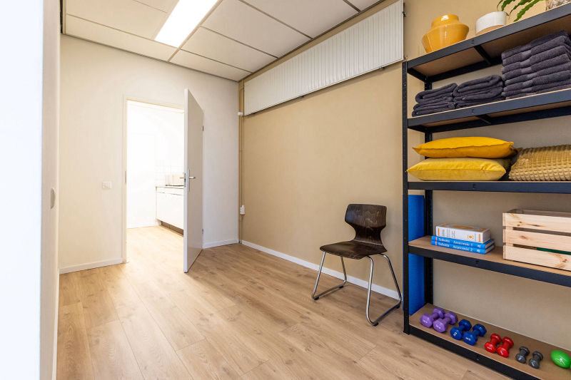 Room 1, kitchenette with running water