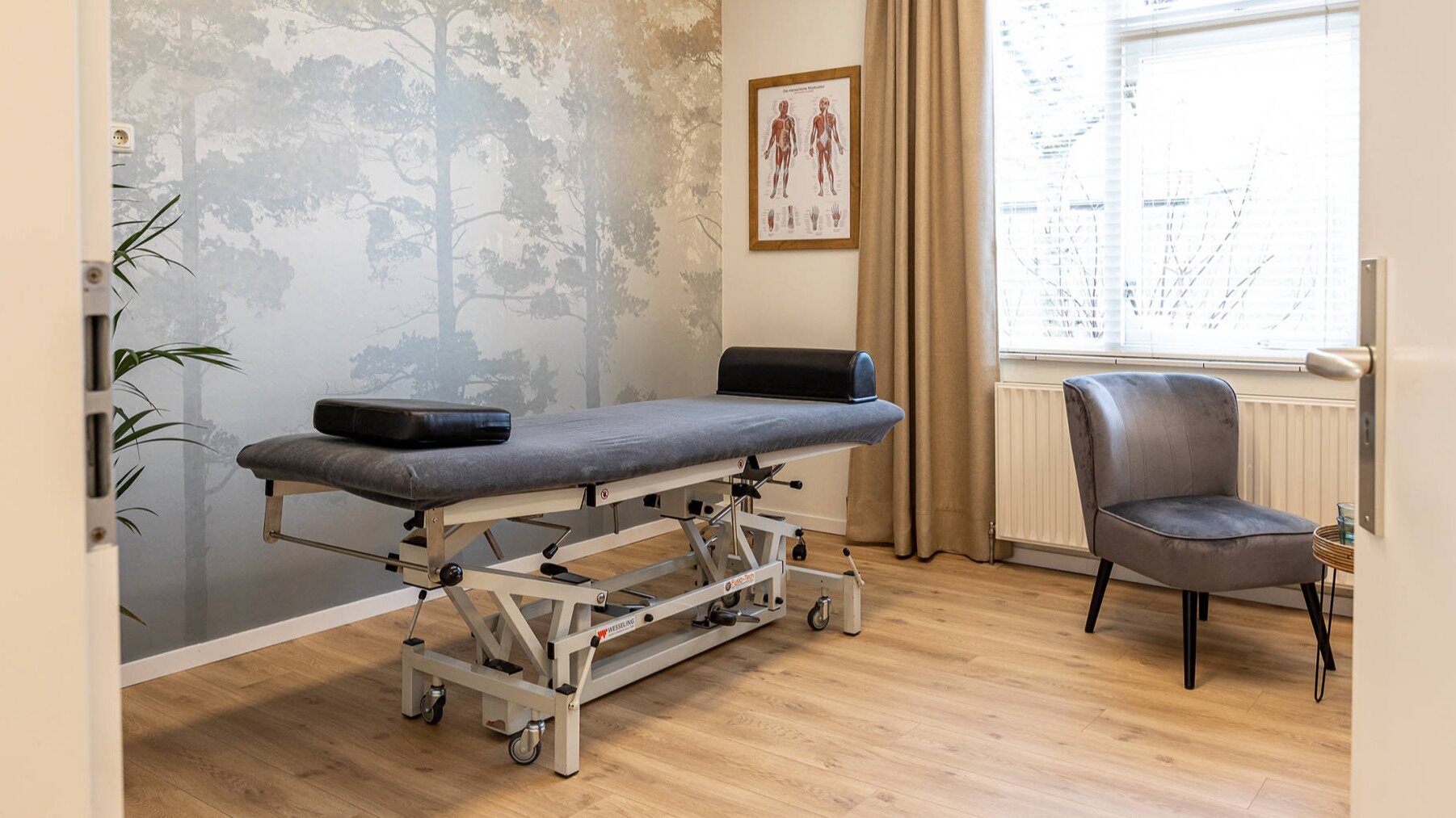 Treatment room with a couch and seating area at Connected Haarlem